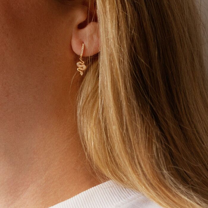 Boucles d'oreilles créoles serpent scintillant plaqué or - ambiance