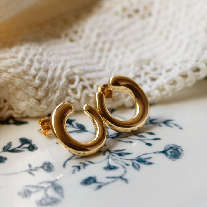 Boucles d'oreilles cercle ouvert plaqué or - ambiance
