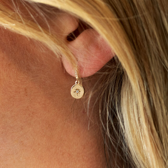 Boucles d'oreilles créoles pendant étoile scintillante plaqué or - boucles portées