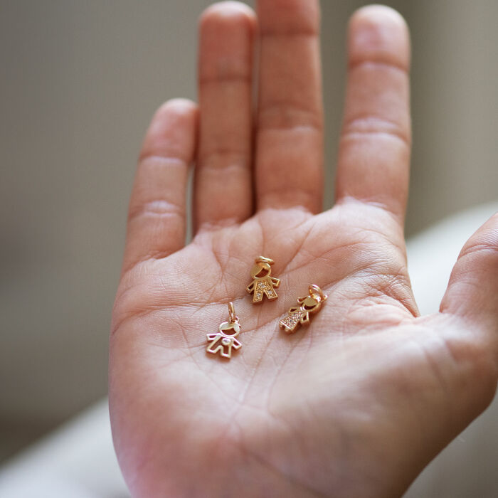 Ciondolo bambina scintillante placcato oro 12 mm