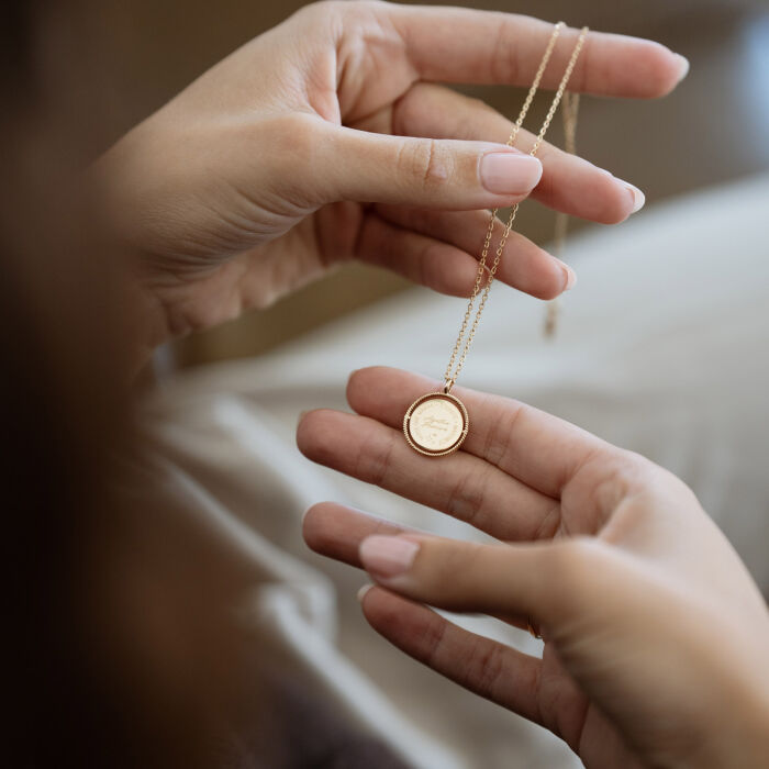Pendentif personnalisé médaille réversible contour tressé Eternelle gravée plaqué or 18 mm - HappyBulle x Capucine