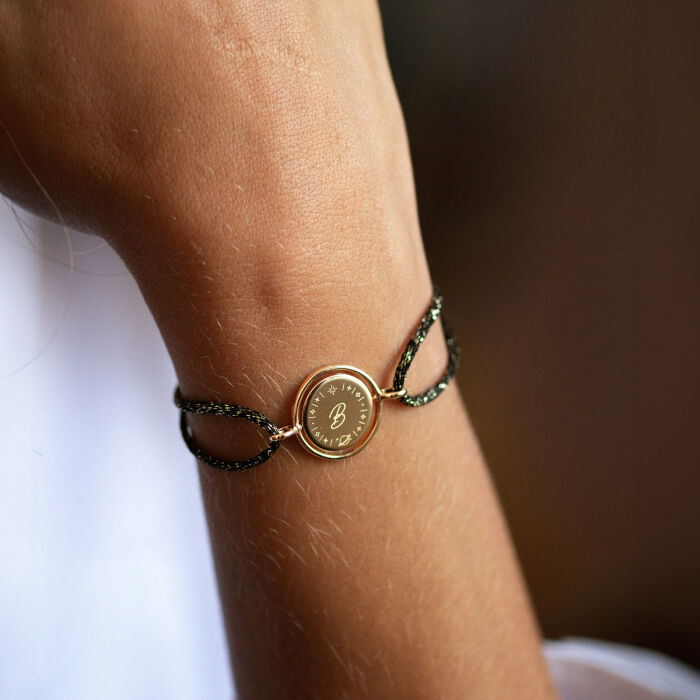 Bracelet personnalisé cordon pailleté médaille réversible Eternelle gravée plaqué or 2 trous 16 mm - HappyBulle x Capucine - ambiance