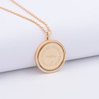 Pendentif personnalisé médaille réversible Eternelle gravée plaqué or 18 mm - HappyBulle x Capucine - illustration au-delà des heures