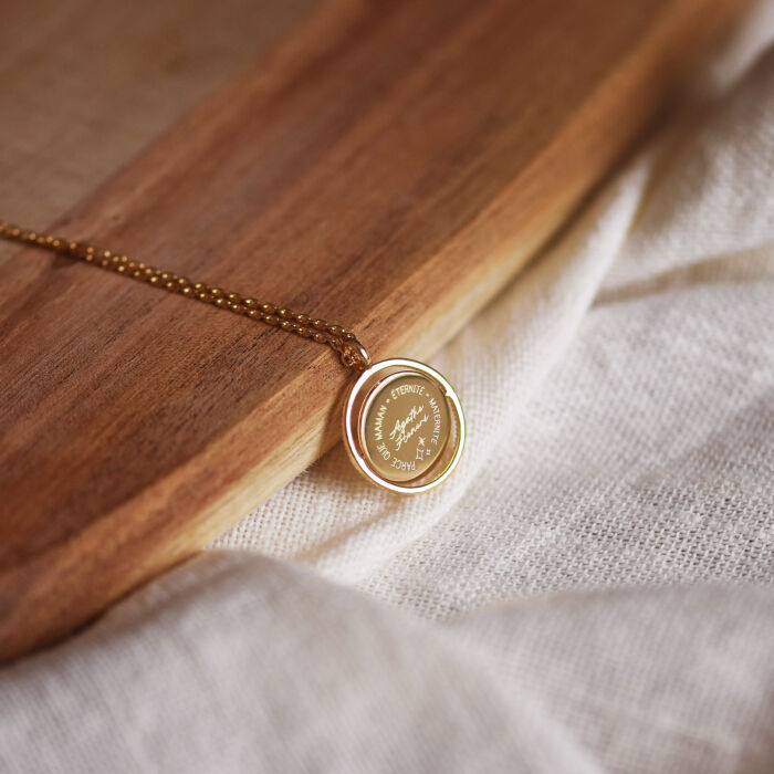 Pendentif personnalisé médaille réversible Eternelle gravée plaqué or 18 mm - HappyBulle x Capucine - ambiance