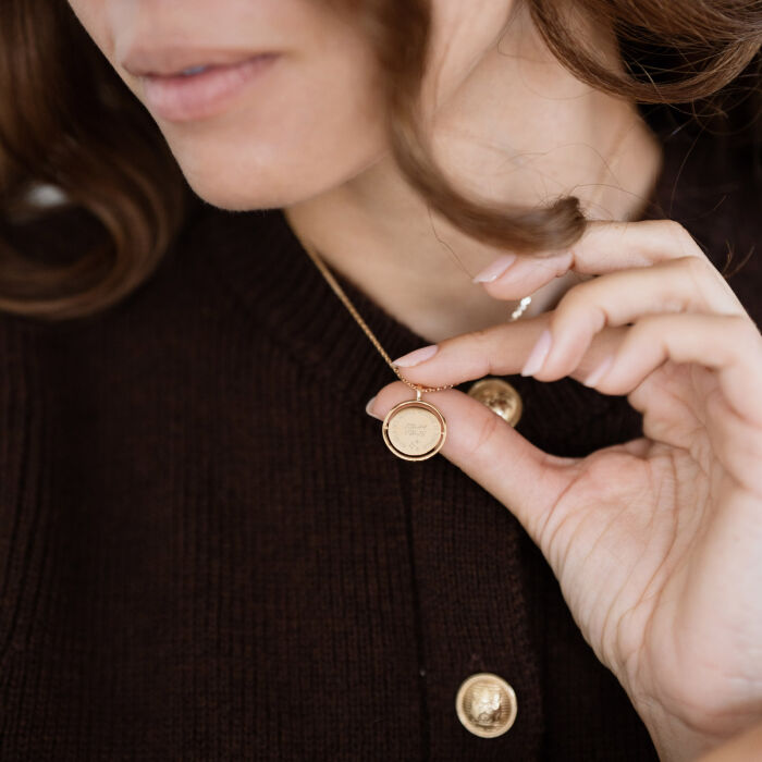 Pendentif personnalisé médaille réversible Eternelle gravée plaqué or 18 mm - HappyBulle x Capucine - porté