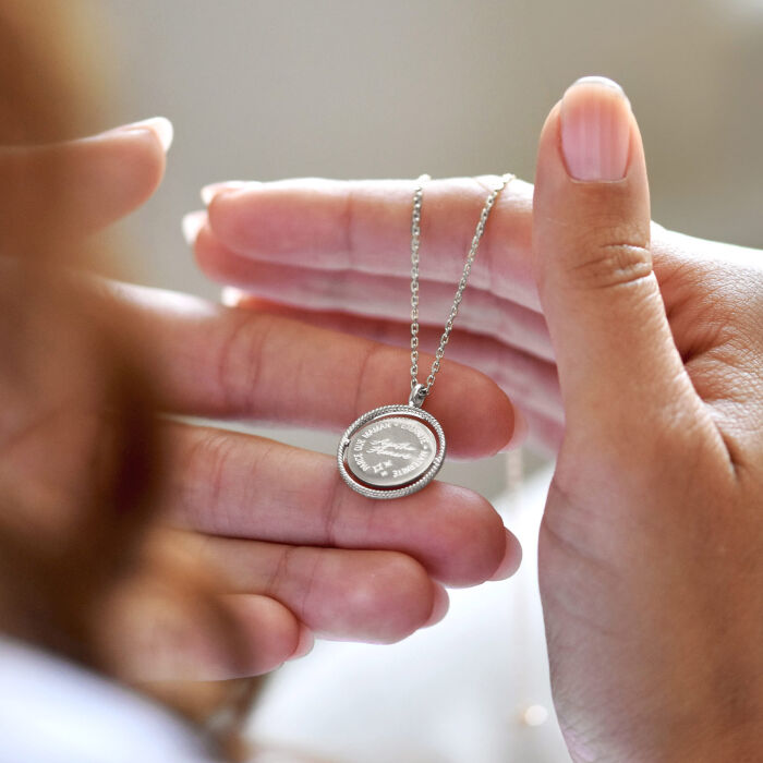 Pendentif personnalisé médaille réversible contour tressé Eternelle gravée argent 18 mm - HappyBulle x Capucine - ambiance
