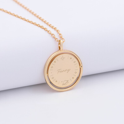 Pendentif enfant personnalisé médaille réversible Eternelle gravée plaqué or 18 mm - HappyBulle x Capucine - illustration saturne