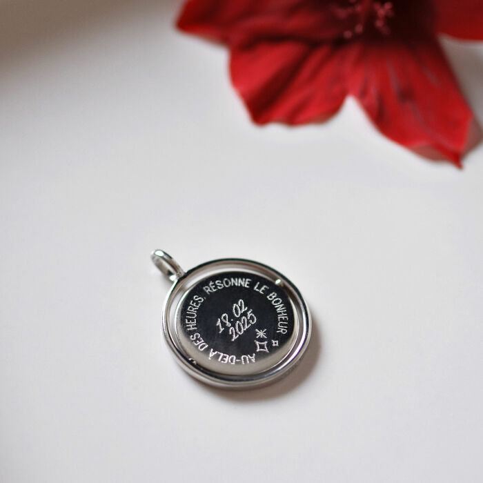 Pendentif personnalisé médaille réversible Eternelle gravée argent 18 mm - HappyBulle x Capucine - ambiance