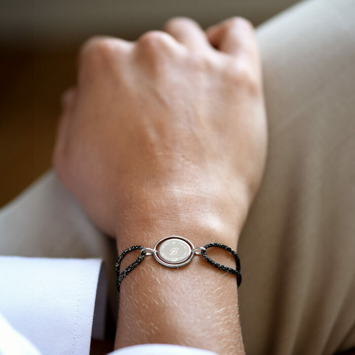 Bracelet personnalisé cordon pailleté médaille réversible Eternelle gravée argent 2 trous 16 mm - HappyBulle x Capucine - porté