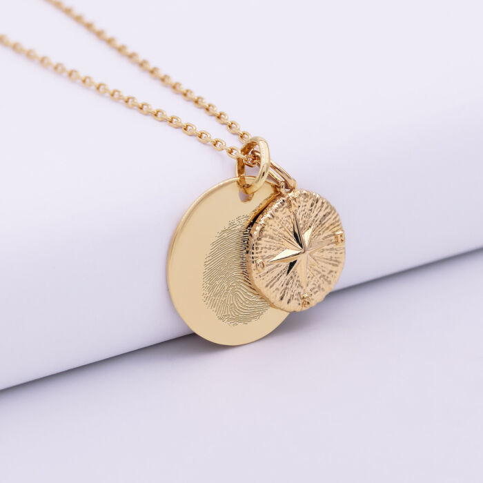 Pendentif personnalisé médaille gravée plaqué or 19 mm et breloque rose des vents texturée 14 mm - empreinte