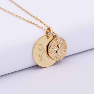 Pendentif personnalisé médaille gravée plaqué or 19 mm et breloque rose des vents texturée 14 mm - illustration