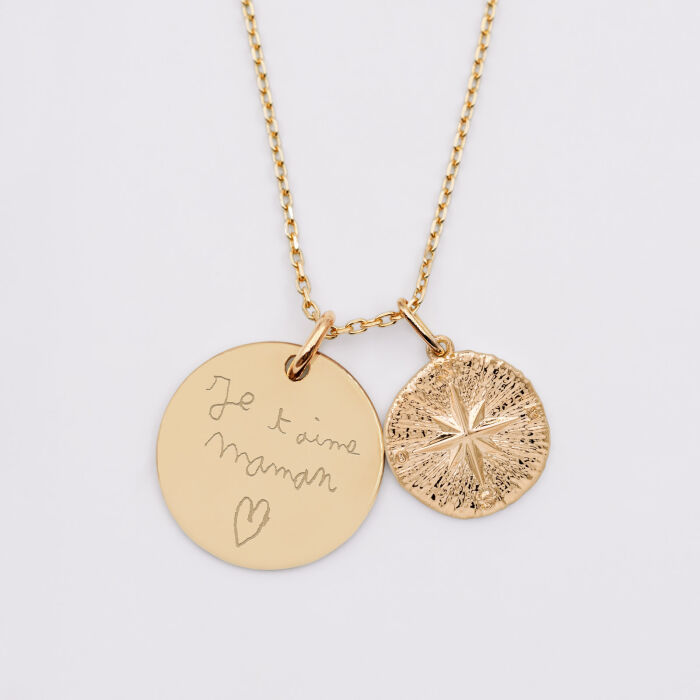 Pendentif personnalisé médaille gravée plaqué or 19 mm et breloque rose des vents texturée 14 mm - écrit