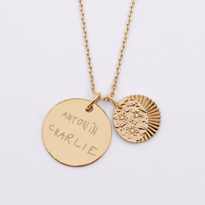 Pendentif personnalisé médaille gravée plaqué or 19 mm et breloque Lune trio zircons 14 mm - écrit