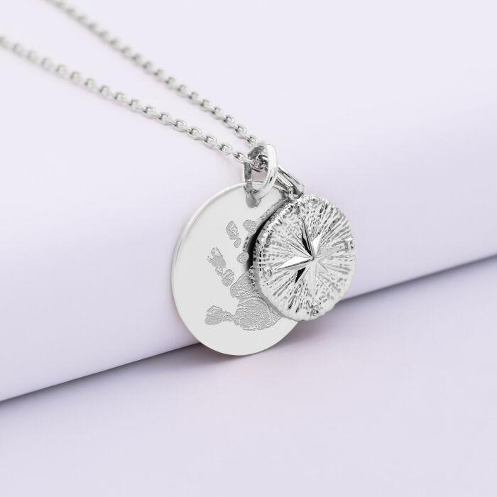 Pendentif personnalisé médaille gravée argent 19 mm et breloque rose des vents texturée 14 mm - empreinte