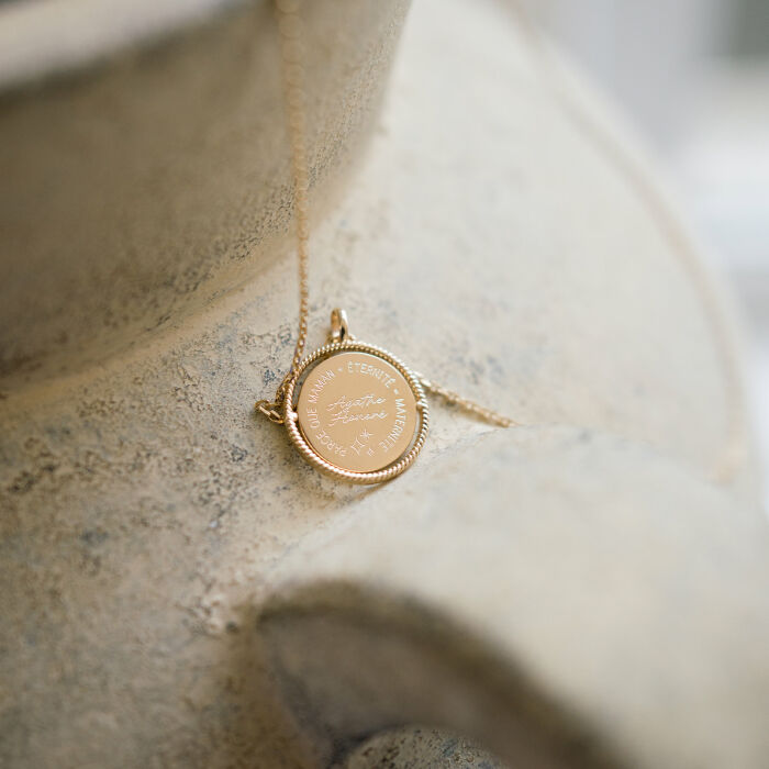 Pendentif personnalisé médaille réversible contour tressé Eternelle gravée plaqué or 18 mm - HappyBulle x Capucine - ambiance