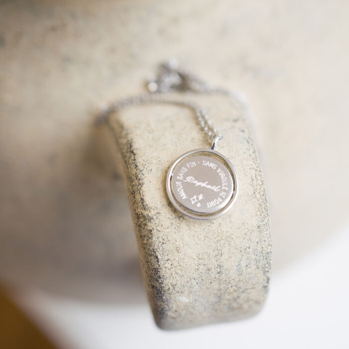 Pendentif enfant personnalisé médaille réversible Eternelle gravée argent 18 mm - HappyBulle x Capucine - ambiance