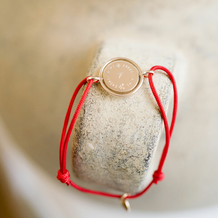 Bracelet personnalisé cordon médaille réversible Eternelle gravée plaqué or 2 trous 16 mm - HappyBulle x Capucine - ambiance