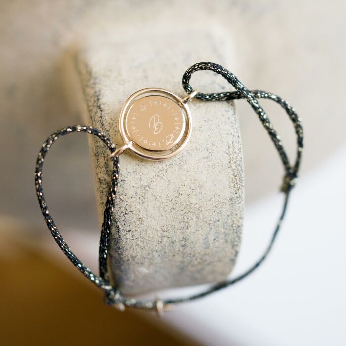 Bracelet personnalisé cordon pailleté médaille réversible Eternelle gravée plaqué or 2 trous 16 mm - HappyBulle x Capucine - shooting