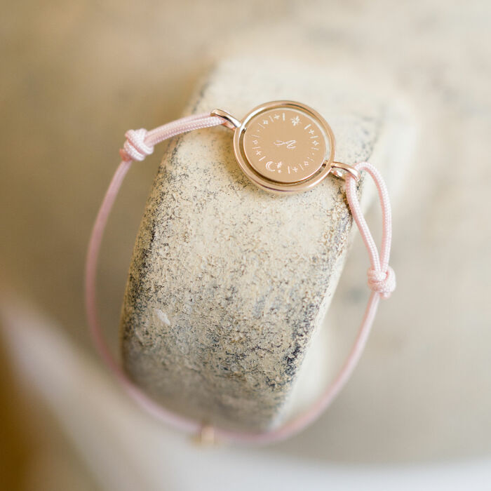 Bracelet personnalisé cordon médaille réversible Eternelle gravée plaqué or 2 trous 16 mm - HappyBulle x Capucine