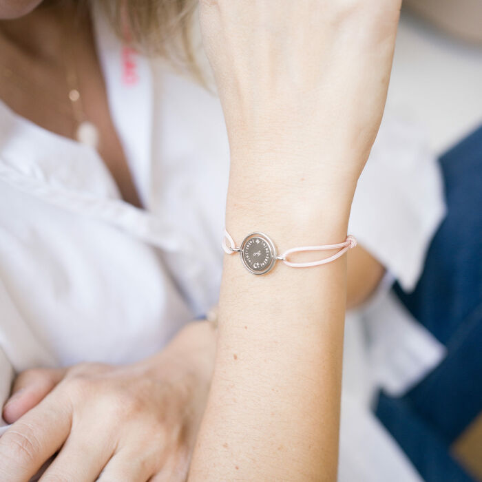 Bracelet personnalisé cordon médaille réversible Eternelle gravée argent 2 trous 16 mm - HappyBulle x Capucine - ambiance