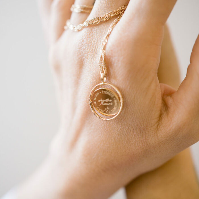 Pendentif personnalisé médaille réversible contour tressé Eternelle gravée plaqué or 18 mm - HappyBulle x Capucine - ambiance