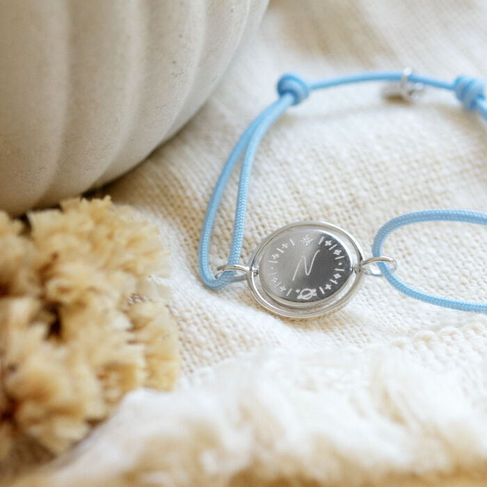 Bracelet enfant personnalisé cordon médaille réversible Eternelle gravée argent 2 trous 16 mm - HappyBulle x Capucine - ambiance