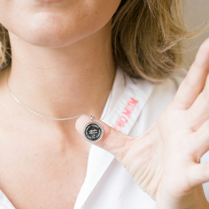 Pendentif personnalisé médaille réversible contour tressé Eternelle gravée argent 18 mm - HappyBulle x Capucine - pendentif porté