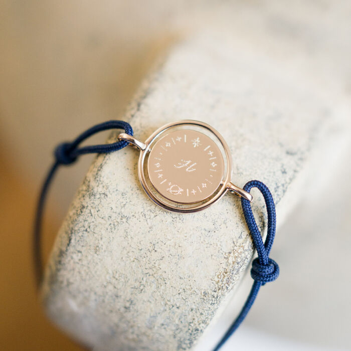 Bracelet personnalisé cordon médaille réversible Eternelle gravée plaqué or 2 trous 16 mm - HappyBulle x Capucine - bracelet ambiance