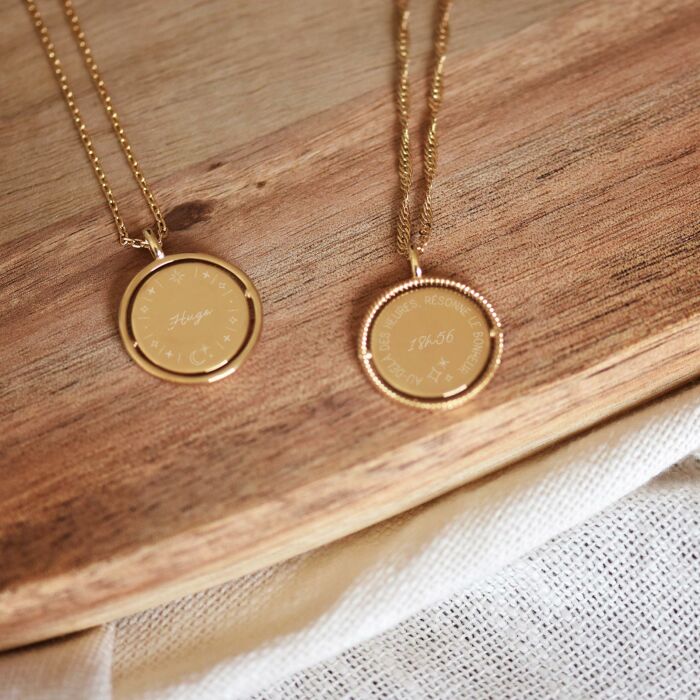 Pendentif enfant personnalisé médaille réversible Eternelle gravée plaqué or 18 mm - HappyBulle x Capucine - ambiance