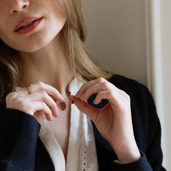 Ciondolo personalizzato medaglietta incisa placcata oro 15 mm e charm rettangolo zircone placcato oro 9 mm