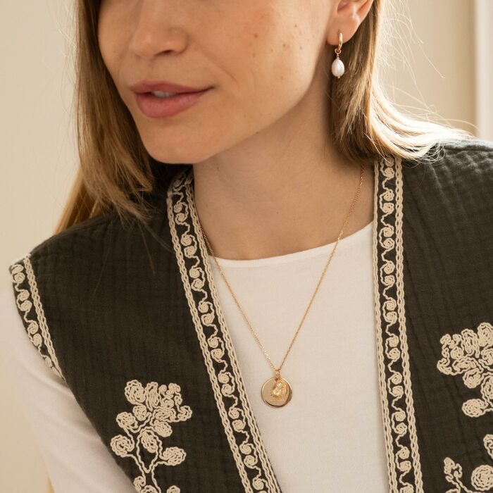 Colgante personalizado medalla grabada de 19 mm en baño de oro y charm con concha y perla blanca