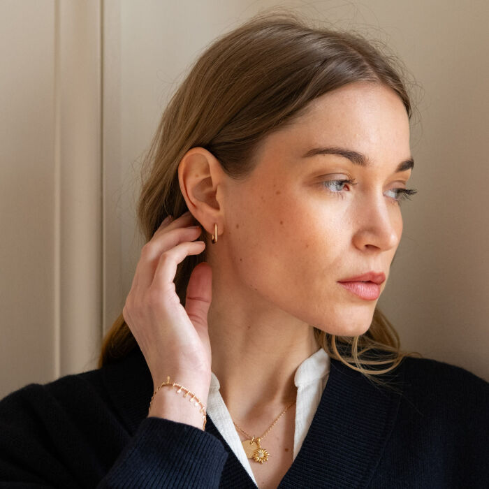 Boucles d'oreilles créoles rectangles plaqué or - boucles portées