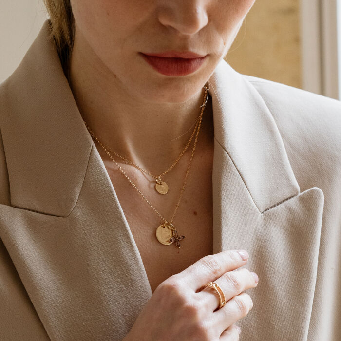 Ciondolo bambini personalizzato medaglietta incisa placcata oro 15 mm e charm fiore petali zirconi 10 mm