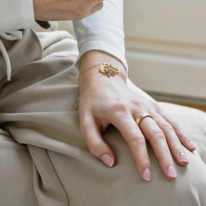 Bracciale catena ovale aperta personalizzata medaglietta incisa placcata oro 10 mm e charm fiore petali zirconi 10 mm