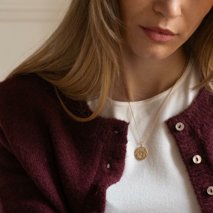 Pendentif personnalisé médaille Lune zircons crépuscule gravée plaqué or 16 mm - photo portée