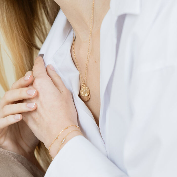 Ciondolo personalizzato medaglietta incisa placcata oro 19 mm e charm Luna trio zirconi 14 mm