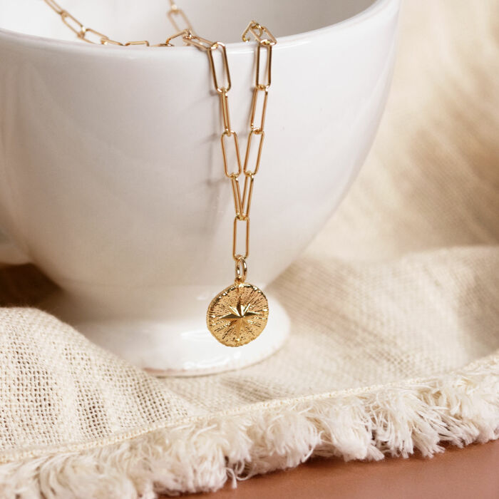 Collier personnalisé petites mailles médaille gravée plaqué or rose des vents texturée 14 mm - ambiance