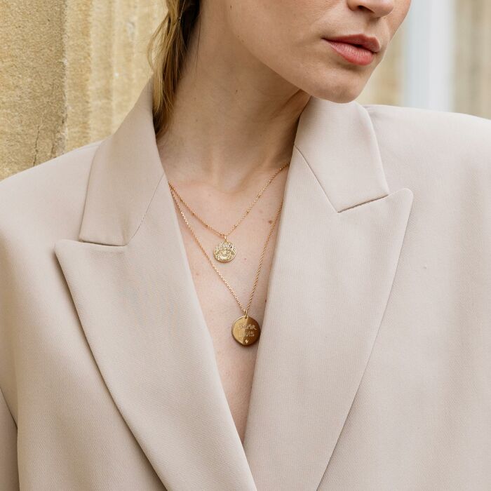 Pendentif personnalisé médaille Lune zircons crépuscule gravée plaqué or 16 mm - ambiance