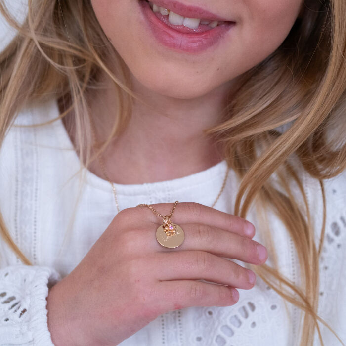 Colgante infantil personalizado medalla grabada bañada en oro 15 mm y charm flor con circonita bañada en oro 8 mm
