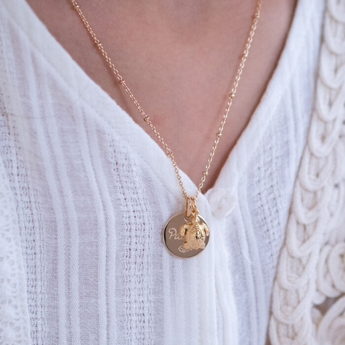 Ciondolo bambini personalizzato medaglietta incisa placcata oro 15 mm e charm tartaruga 10 mm