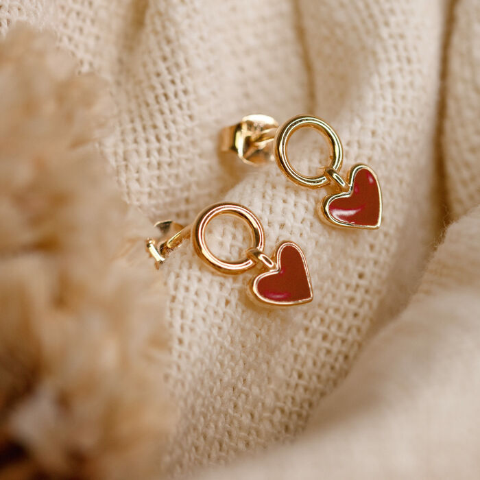 Boucles d'oreilles cœur émail rouge plaqué or - ambiance