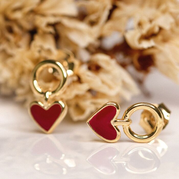 Boucles d'oreilles cœur émail rouge plaqué or - ambiance 2