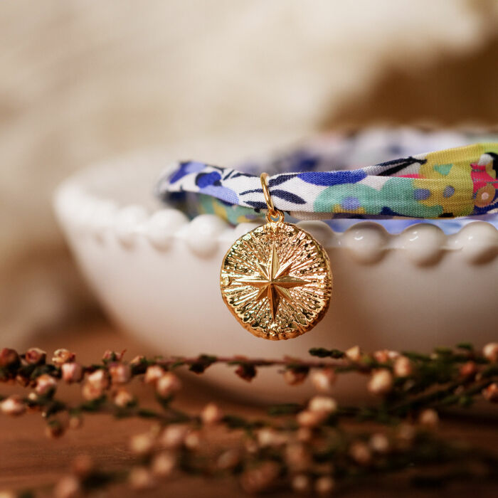 Bracelet 3 tours Liberty personnalisé médaille gravée plaqué or rose des vents texturée 14 mm - ambiance