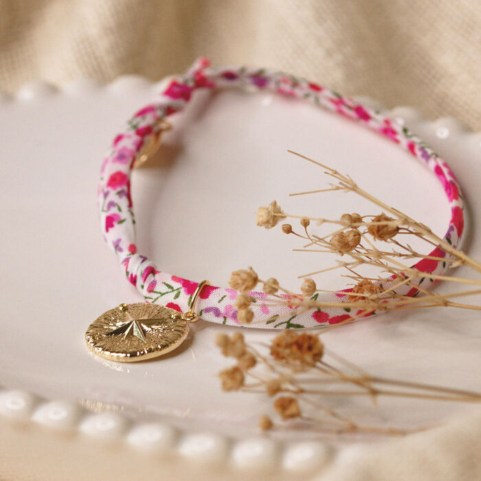 Bracelet enfant Liberty personnalisé médaille gravée plaqué or rose des vents texturée 14 mm - ambiance