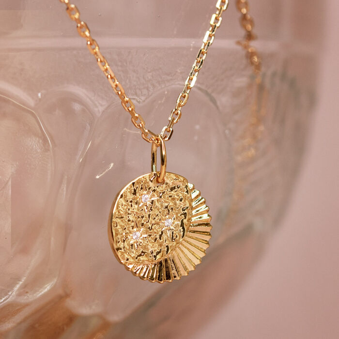 Pendentif médaille Lune trio zircons plaqué or 14 mm - ambiance