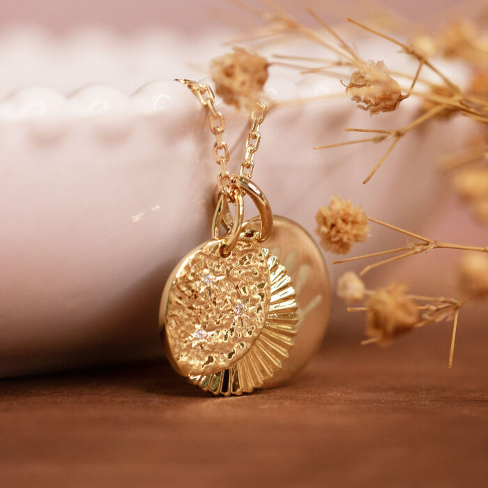 Pendentif personnalisé médaille gravée plaqué or 15 mm et breloque Lune trio zircons 14 mm - ambiance