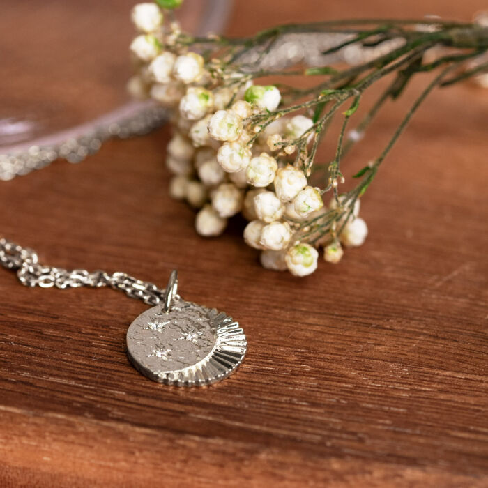 Pendentif médaille Lune trio zircons argent 14 mm - ambiance