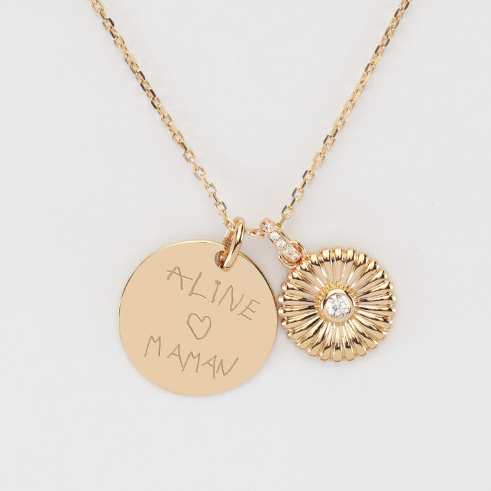 Pendentif personnalisé médaille gravée plaqué or 19 mm et breloque marguerite scintillante 14 mm - ecrit
