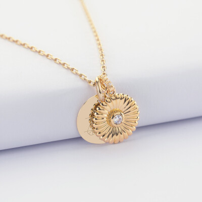 Pendentif personnalisé médaille gravée plaqué or 15 mm et breloque marguerite scintillante 14 mm - illustration