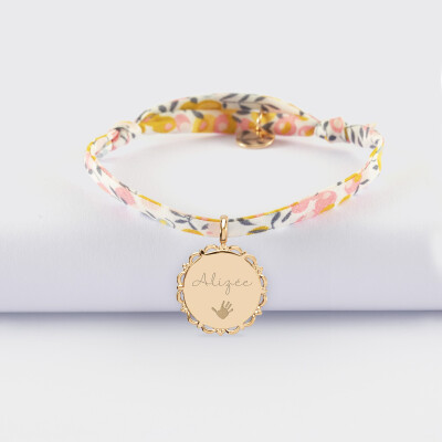 Bracelet enfant Liberty personnalisé médaille vintage dentelée gravée plaqué or 17 mm - texte pictogramme
